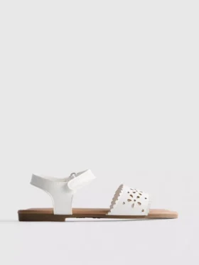 Sandalias con diseño floral cortado a láser