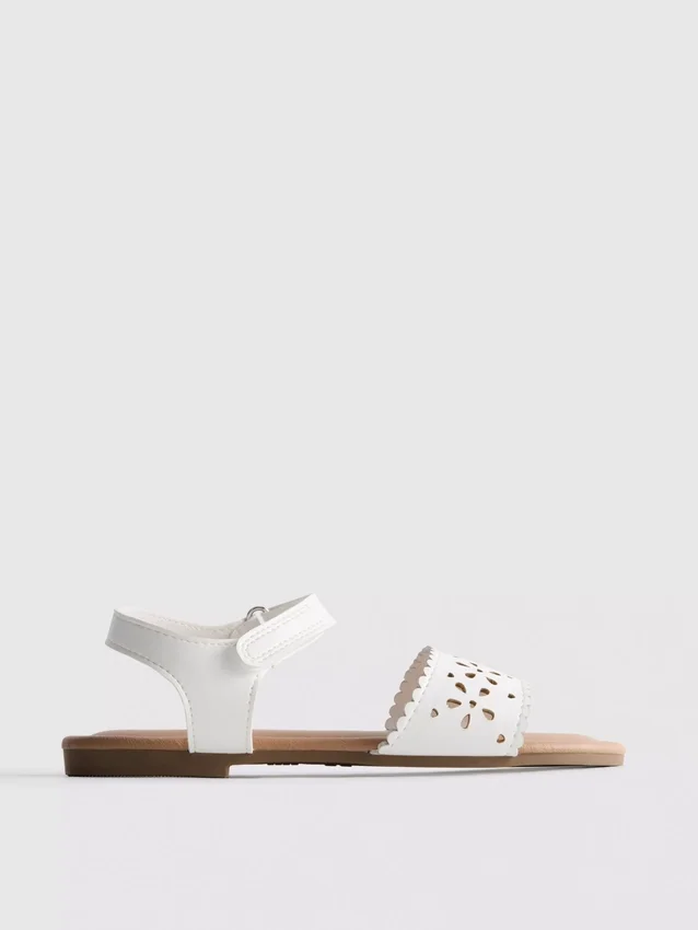 Sandalias con diseño floral cortado a láser