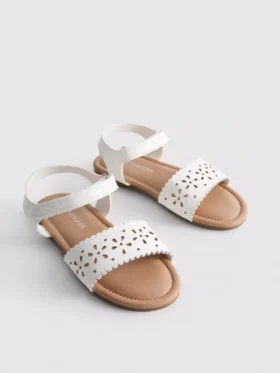 Sandalias con diseño floral cortado a láser