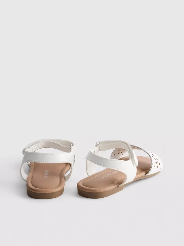 Sandalias con diseño floral cortado a láser