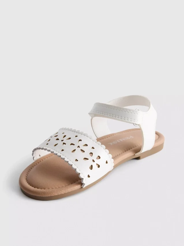 Sandalias con diseño floral cortado a láser
