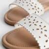 Sandalias con diseño floral cortado a láser