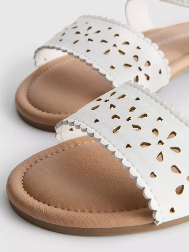 Sandalias con diseño floral cortado a láser