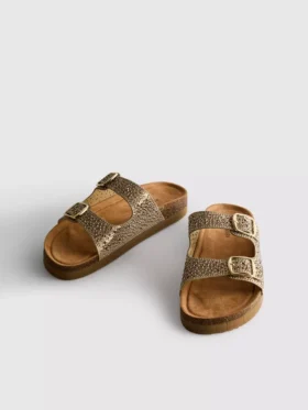 Sandalias con plantilla adornada y doble hebilla