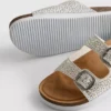 Sandalias con plantilla adornada y doble hebilla