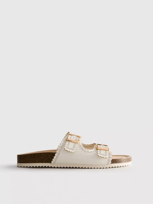 Sandalias con plantilla con detalles cortados a láser