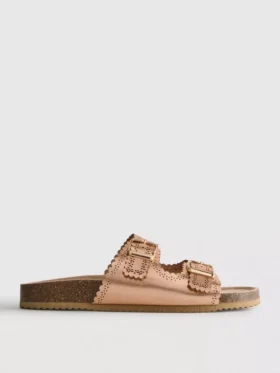 Sandalias con plantilla con detalles cortados a láser