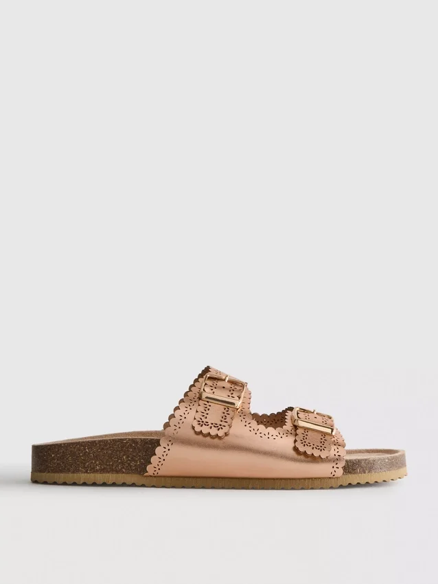 Sandalias con plantilla con detalles cortados a láser