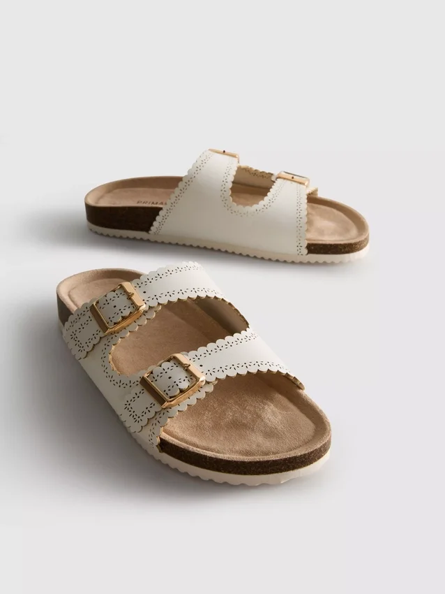 Sandalias con plantilla con detalles cortados a láser