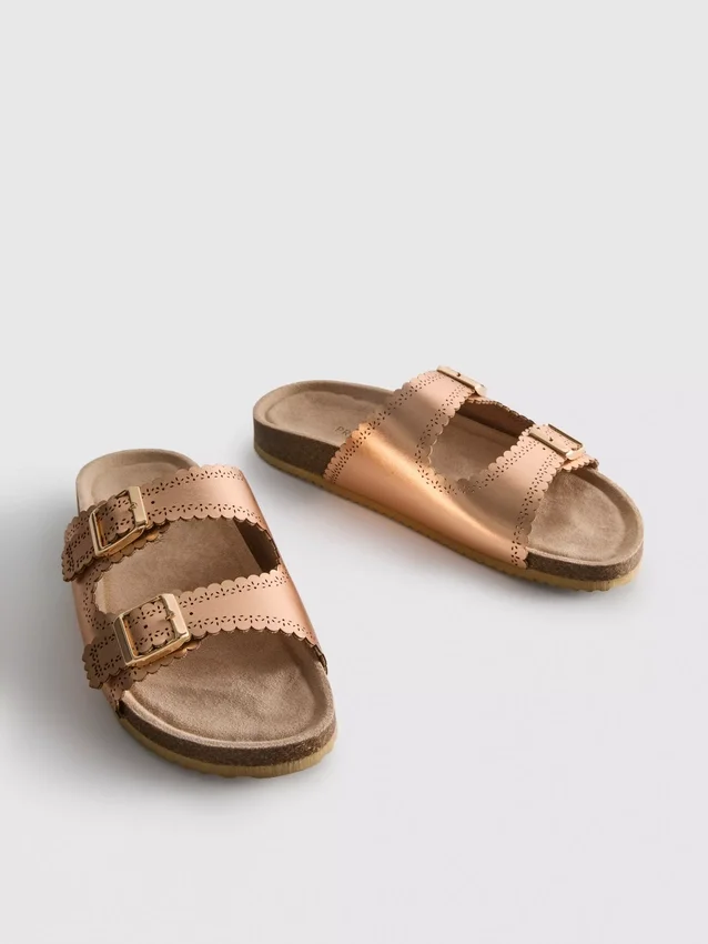 Sandalias con plantilla con detalles cortados a láser
