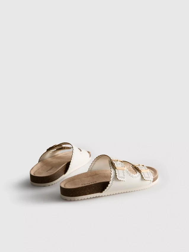 Sandalias con plantilla con detalles cortados a láser
