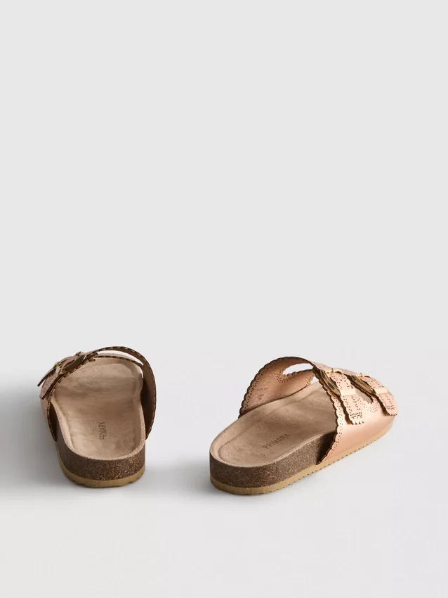 Sandalias con plantilla con detalles cortados a láser
