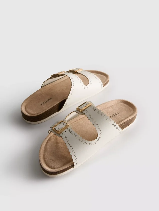 Sandalias con plantilla con detalles cortados a láser