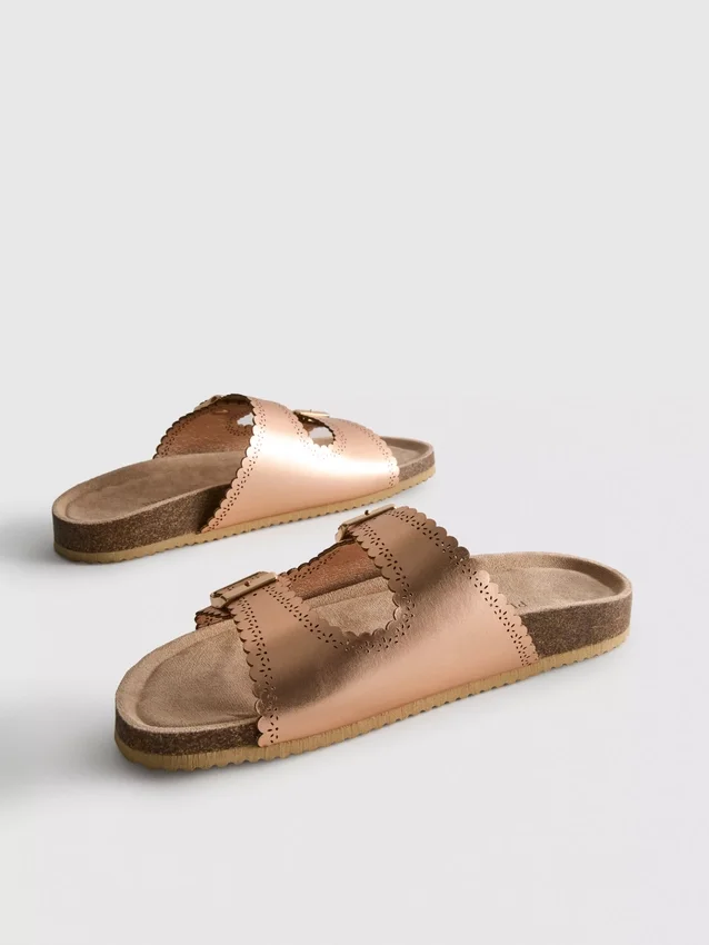 Sandalias con plantilla con detalles cortados a láser