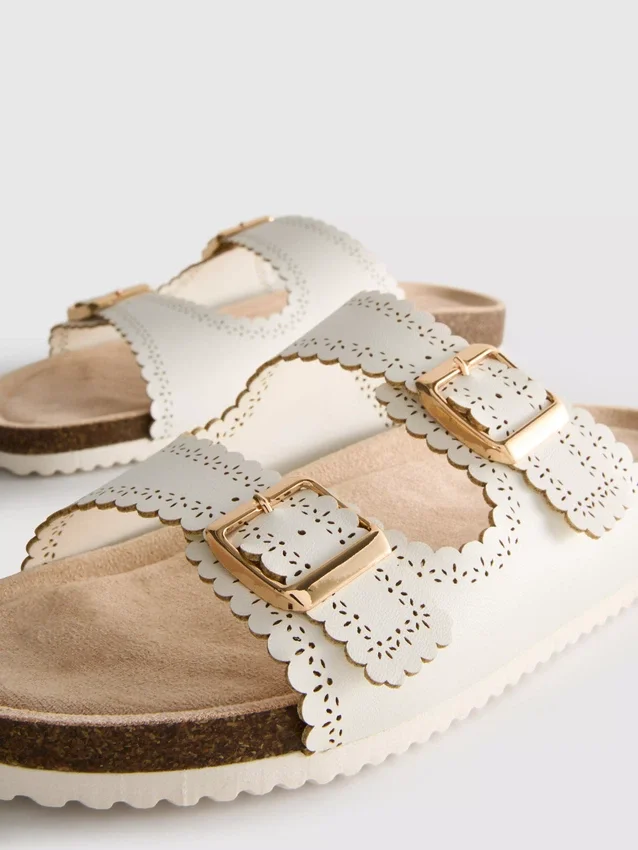Sandalias con plantilla con detalles cortados a láser