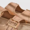 Sandalias con plantilla con detalles cortados a láser