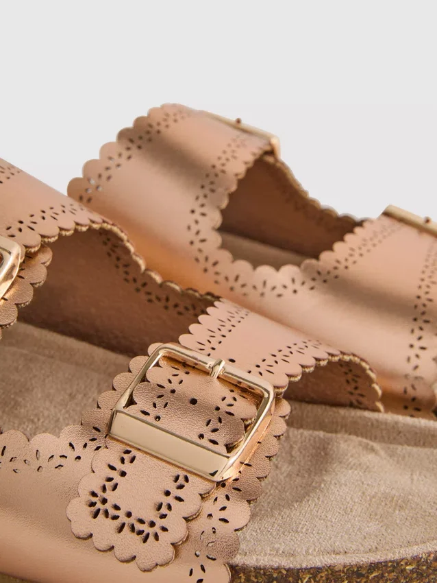 Sandalias con plantilla con detalles cortados a láser