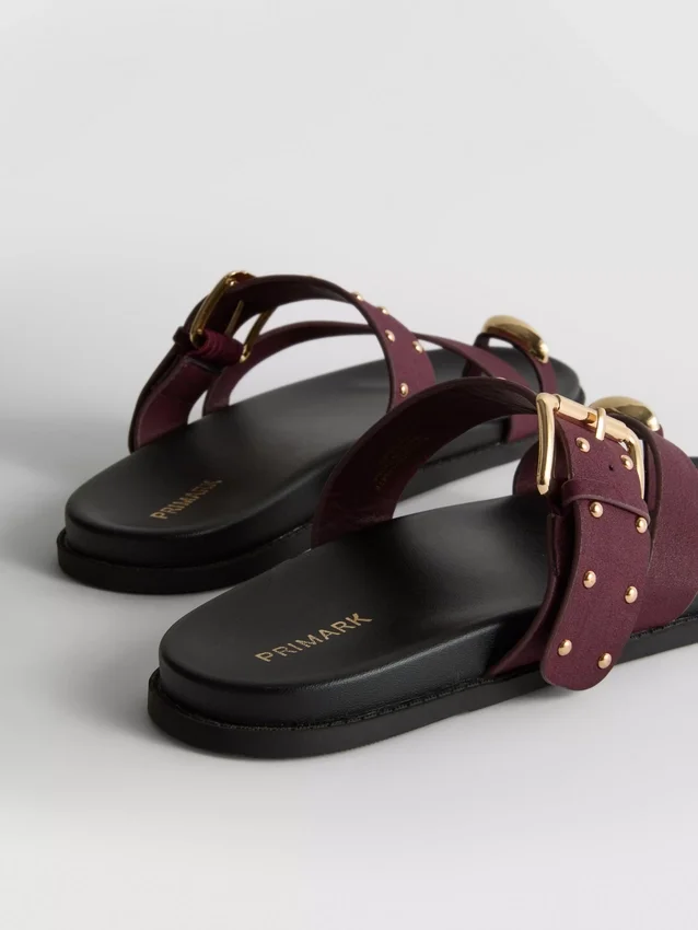 Sandalias con plantilla con tachuelas de Paula Echevarría