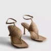 Sandalias con tachuelas de Paula Echevarría