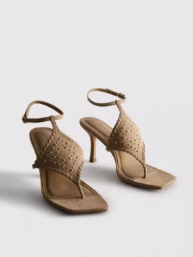 Sandalias con tachuelas de Paula Echevarría