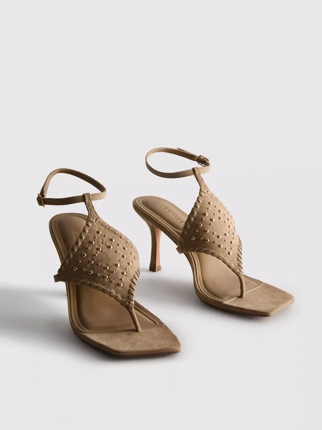 Sandalias con tachuelas de Paula Echevarría