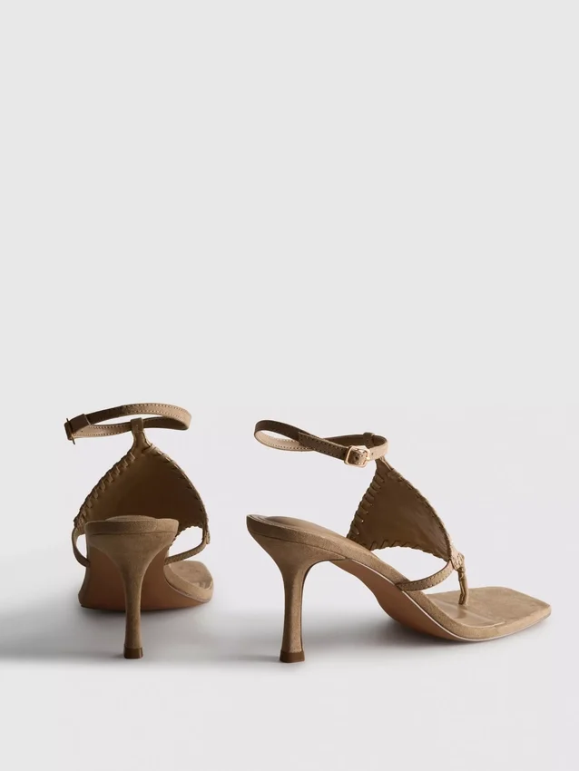 Sandalias con tachuelas de Paula Echevarría