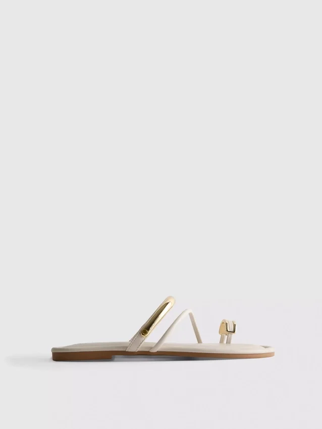 Sandalias con tiras entre los dedos