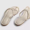 Sandalias con tiras entre los dedos