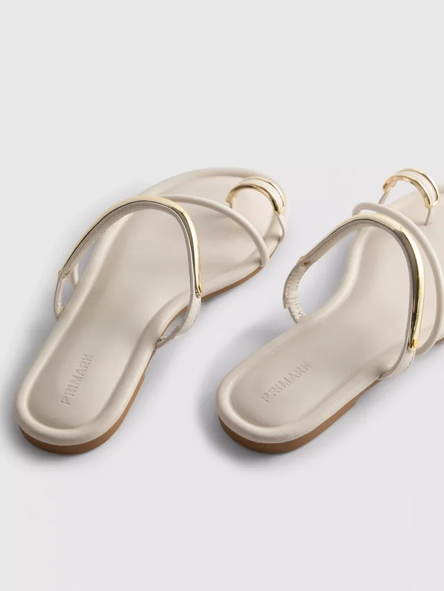 Sandalias con tiras entre los dedos