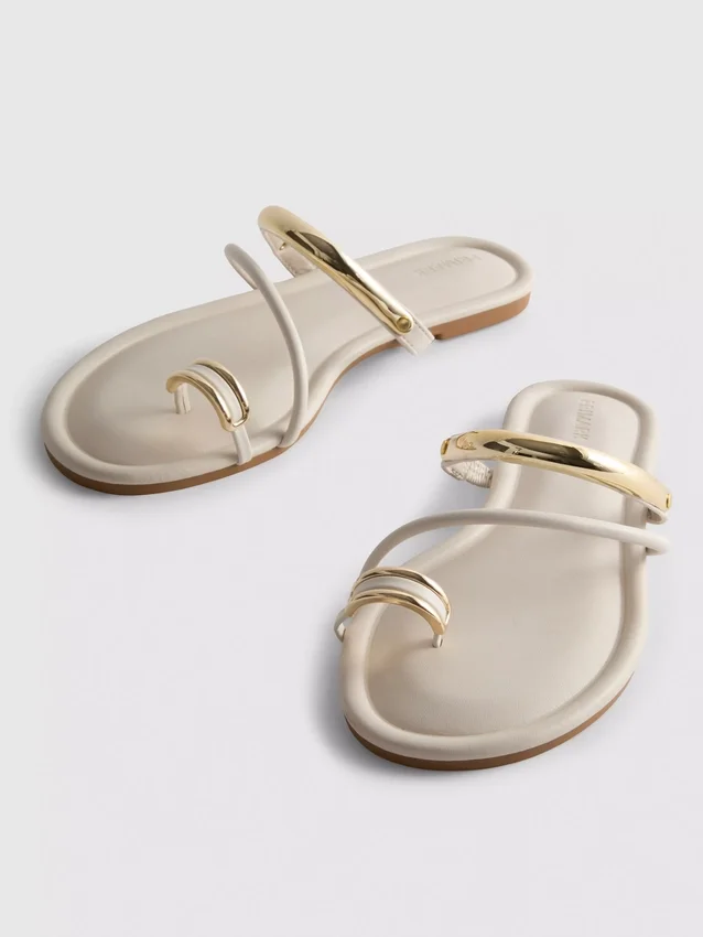 Sandalias con tiras entre los dedos