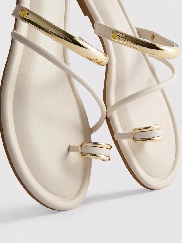 Sandalias con tiras entre los dedos