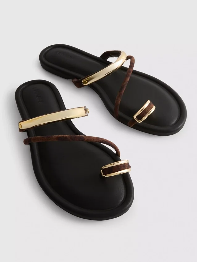 Sandalias con tiras entre los dedos de Paula Echevarría