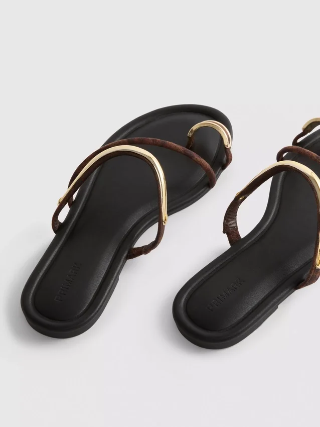Sandalias con tiras entre los dedos de Paula Echevarría