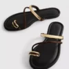 Sandalias con tiras entre los dedos de Paula Echevarría