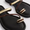 Sandalias con tiras entre los dedos de Paula Echevarría