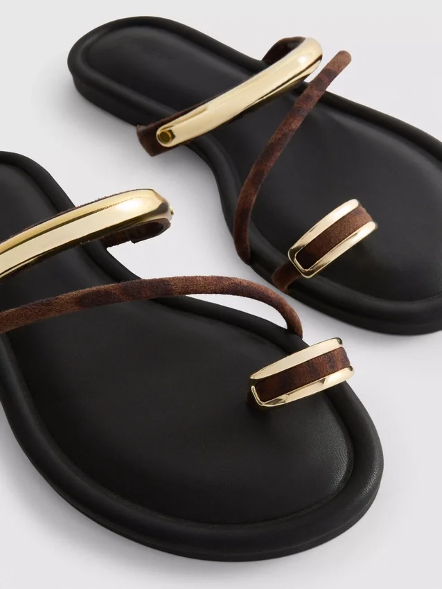 Sandalias con tiras entre los dedos de Paula Echevarría