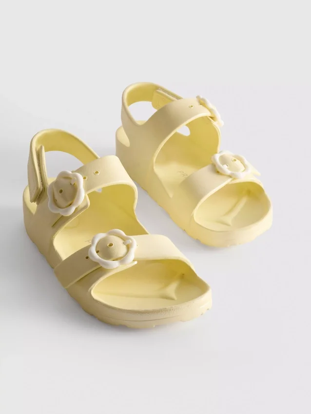 Sandalias con tiras florales