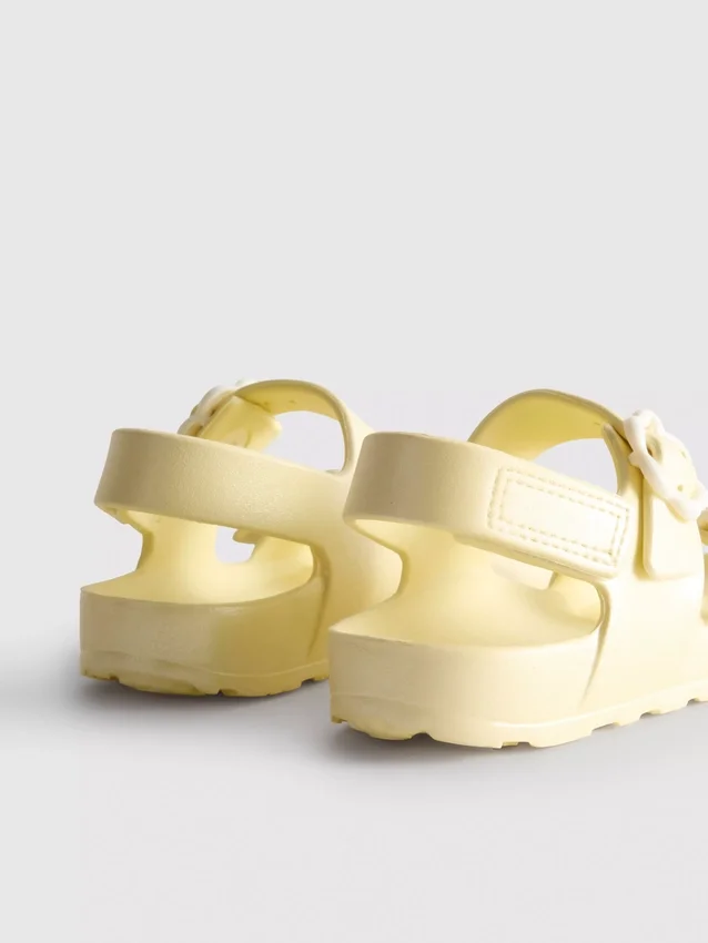 Sandalias con tiras florales