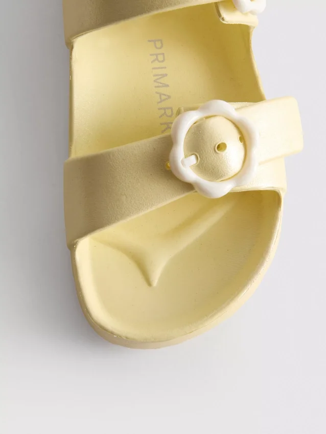 Sandalias con tiras florales