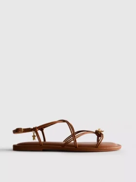 Sandalias con tiras y adornos de Paula Echevarría