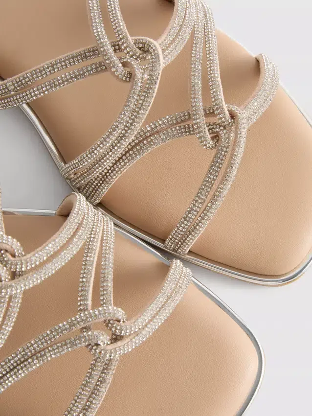 Sandalias con tiras y diamantes de imitación