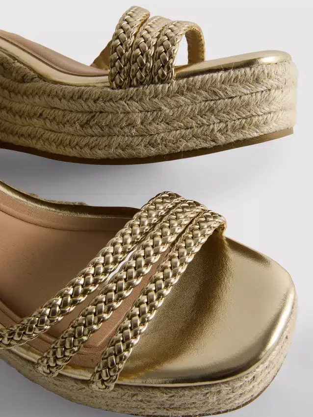 Sandalias de cuña trenzadas