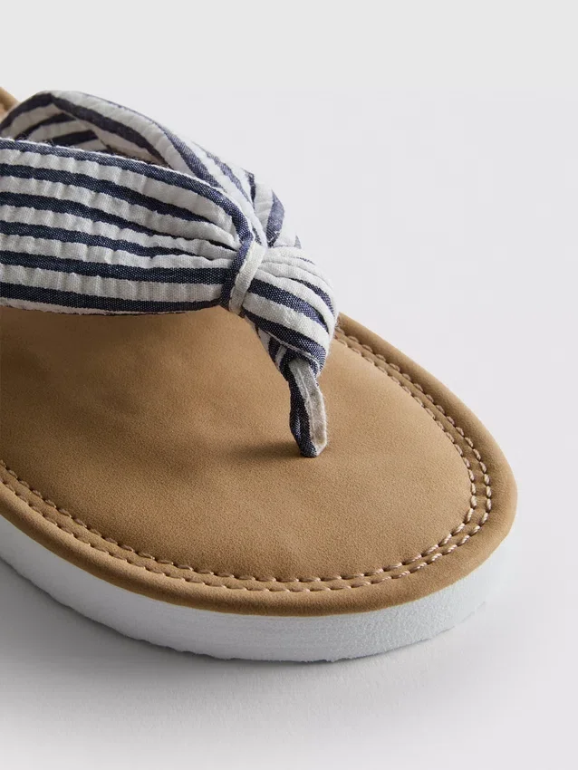 Sandalias de dedo con detalle de nudo