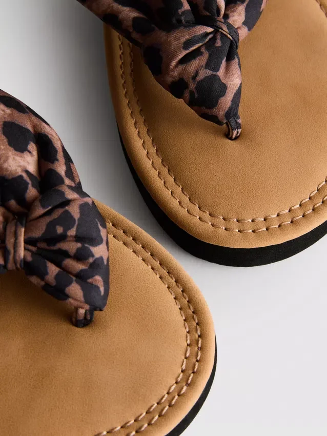Sandalias de dedo con detalle de nudo