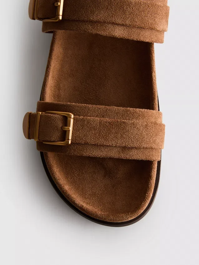 Sandalias de doble correa con hebilla de Paula Echevarría