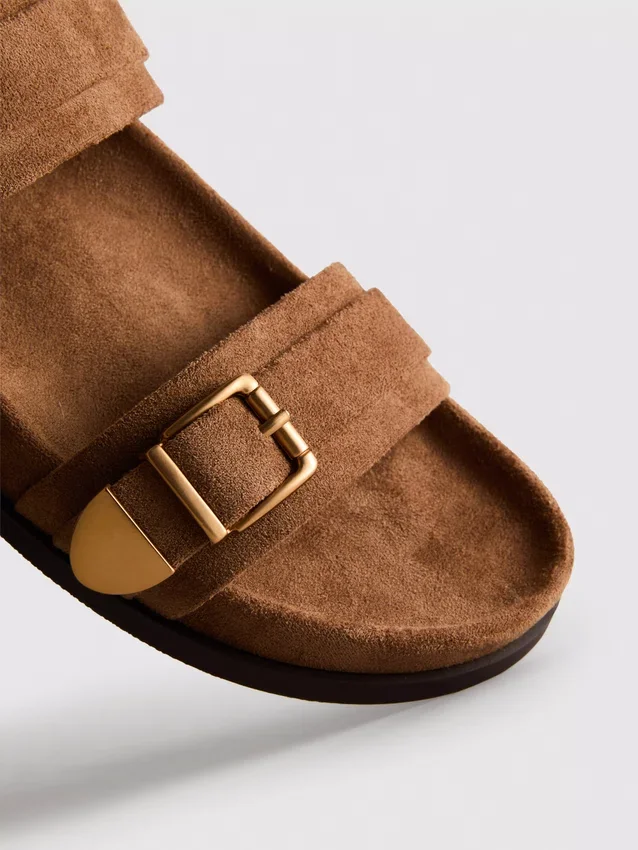 Sandalias de doble correa con hebilla de Paula Echevarría