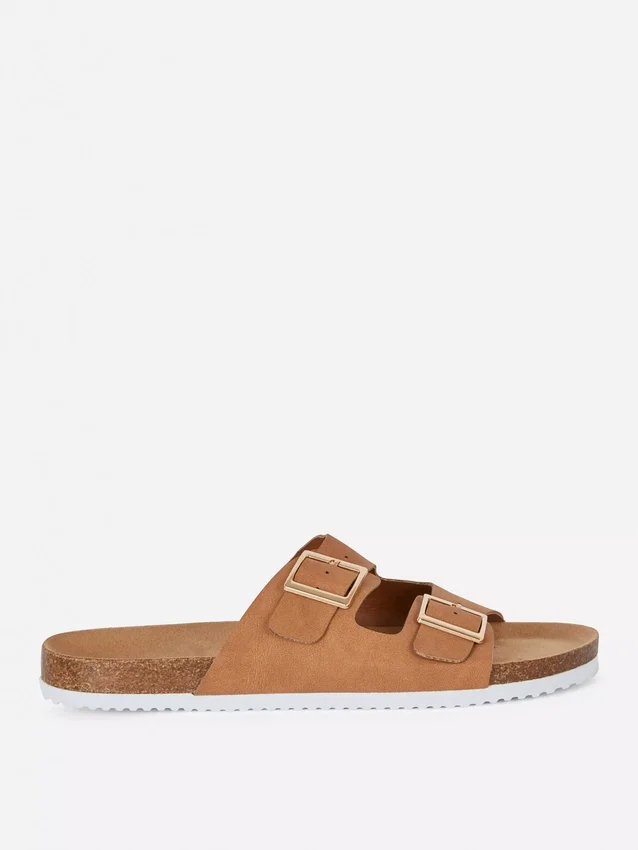Sandalias de dos tiras con hebilla
