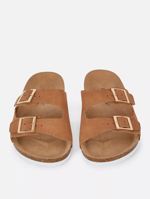 Sandalias de dos tiras con hebilla