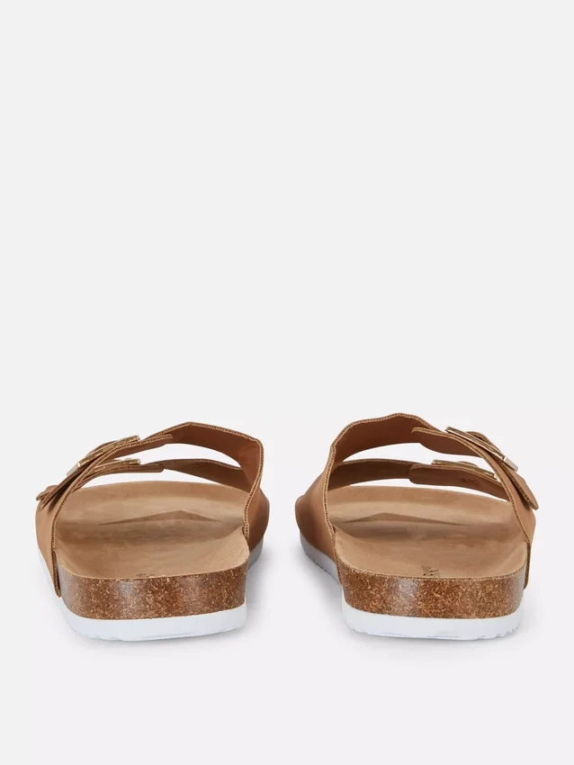 Sandalias de dos tiras con hebilla