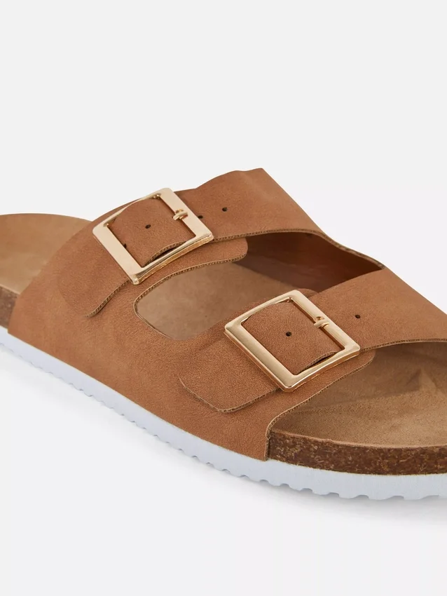 Sandalias de dos tiras con hebilla